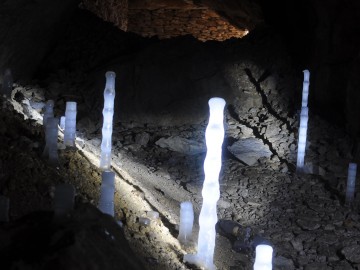 Stalagmity lodowe - tzw. chłopki, 